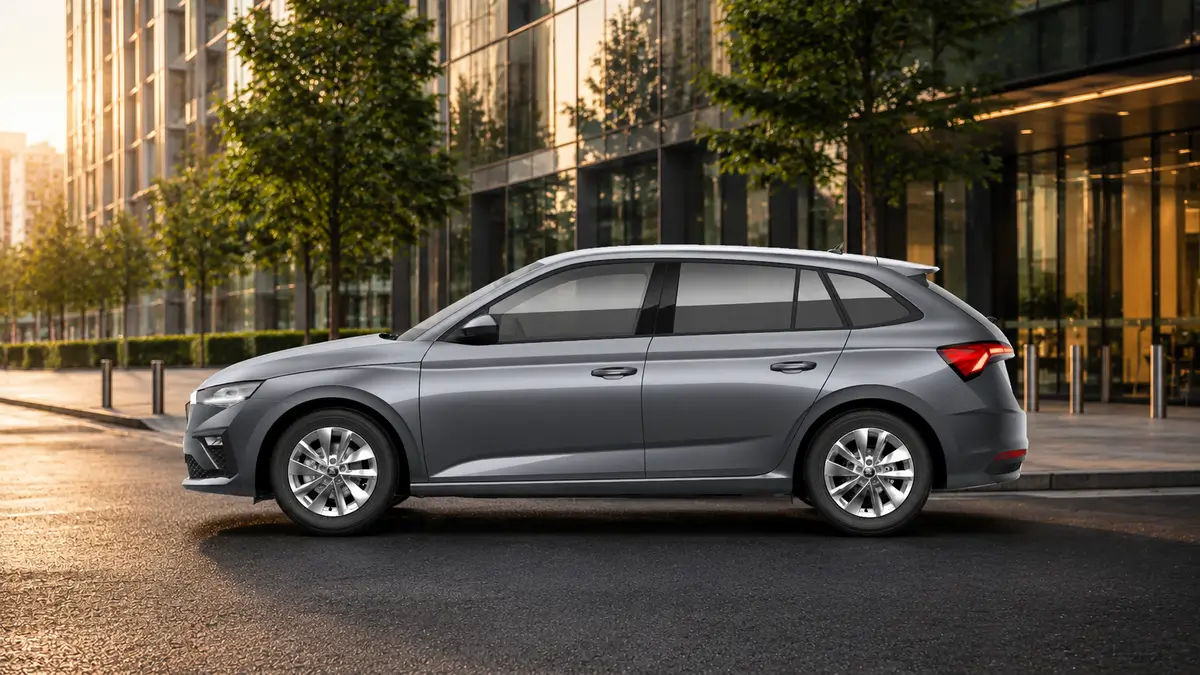 Skoda Scala – en alquiler en Trnava - gris - vista lateral